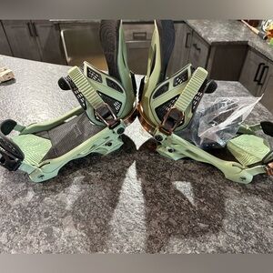 Arbor Cypress Snowboarding Binding with Extra Straps Size L/XL